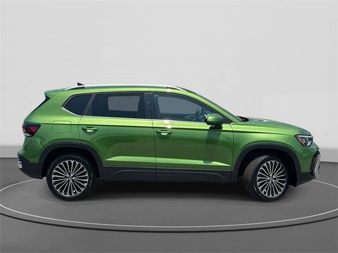 New 2025 Volkswagen Taos SE image 3