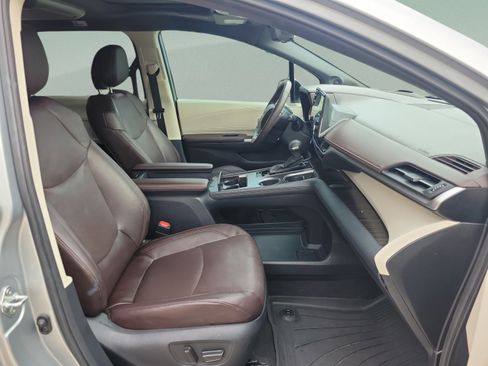 Used 2023 Toyota Sienna Platinum FWD image 29