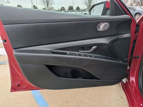 Used 2022 Hyundai Elantra SEL image 11