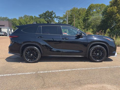 Used 2024 Toyota Highlander XSE FWD image 3