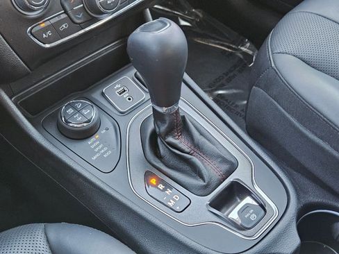 Used 2019 Jeep Cherokee Trailhawk image 18