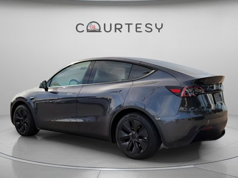 Used 2024 Tesla Model Y Long Range image 3