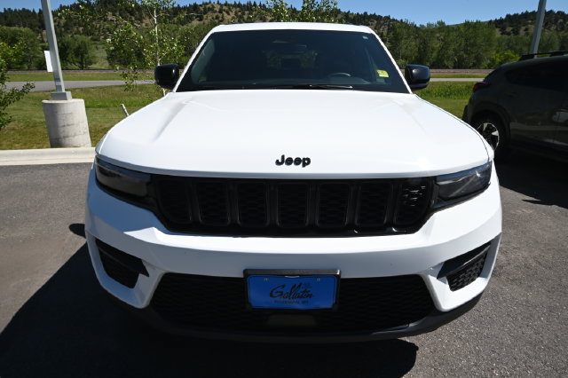 Used 2024 Jeep Grand Cherokee Altitude AWD/4WD image 15