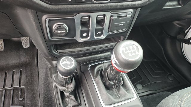 Used 2025 Jeep Wrangler Sport AWD/4WD image 13
