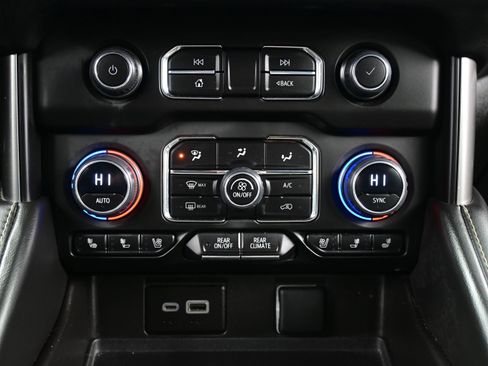 Used 2023 Chevrolet Suburban Premier AWD/4WD image 22