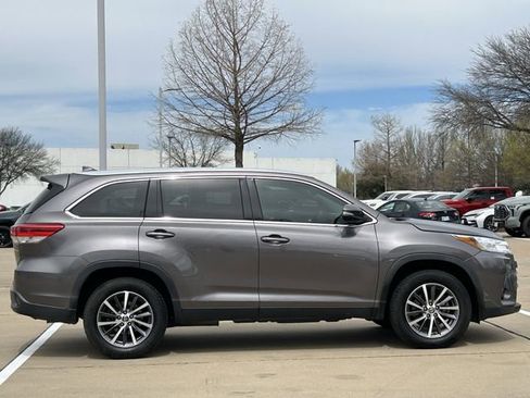 Used 2019 Toyota Highlander XLE image 3