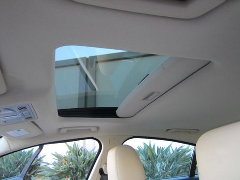 Used 2013 Jaguar XF RWD image 33