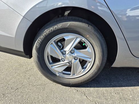 Used 2025 Hyundai Elantra SE image 9