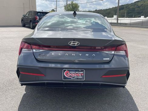 Used 2024 Hyundai Elantra Blue image 3