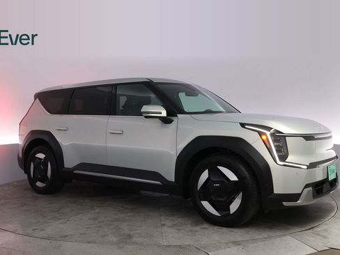 Used 2024 Kia EV9 Light Long Range RWD image 14