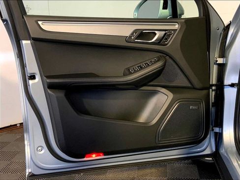 Certified 2023 Porsche Macan AWD/4WD image 25