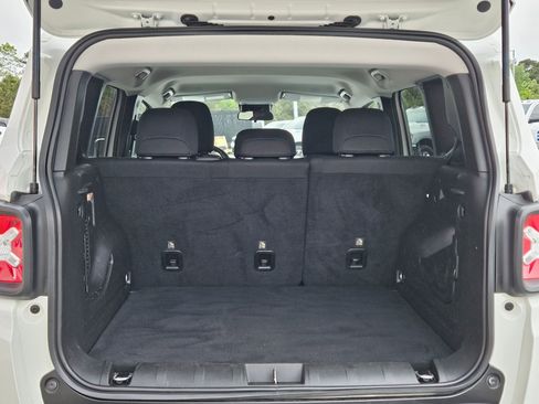 Used 2023 Jeep Renegade Latitude AWD/4WD image 30