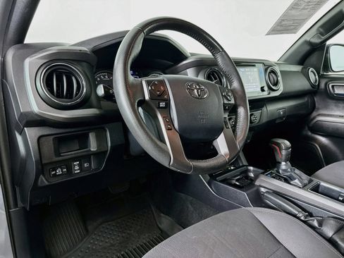 Used 2019 Toyota Tacoma TRD Off-Road w/ Technology Package AWD/4WD image 9