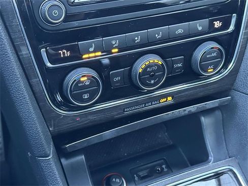 Used 2017 Volkswagen Passat 1.8T SEL Premium image 31