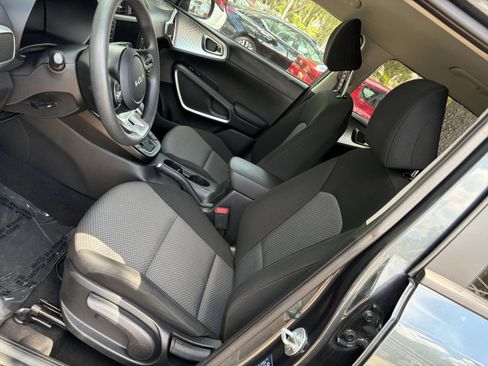 Used 2025 Kia Soul LX w/ LX Technology Package FWD image 33