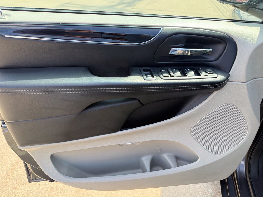 Used 2017 Dodge Grand Caravan SXT w/ Rear Park Assist Package FWD image 23