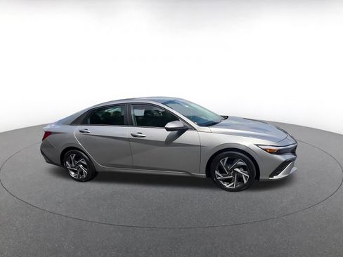 Used 2025 Hyundai Elantra Limited image 2