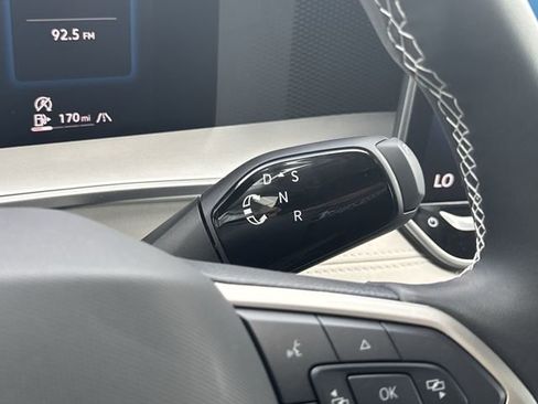 Used 2025 Volkswagen Tiguan SE image 15