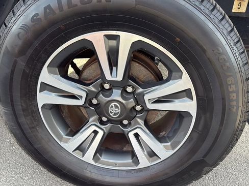 Used 2018 Toyota Tacoma TRD Sport w/ Technology Package image 12