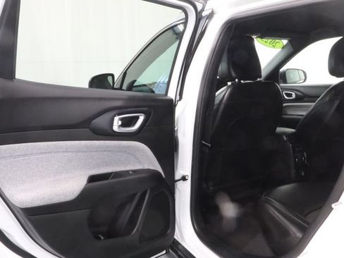 Used 2023 Jeep Compass Latitude AWD/4WD image 9
