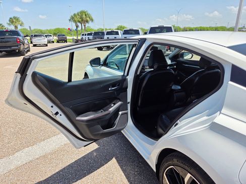 Used 2024 Nissan Altima 2.5 SR FWD image 14