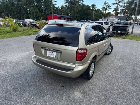 Used 2005 Chrysler Town & Country FWD image 6