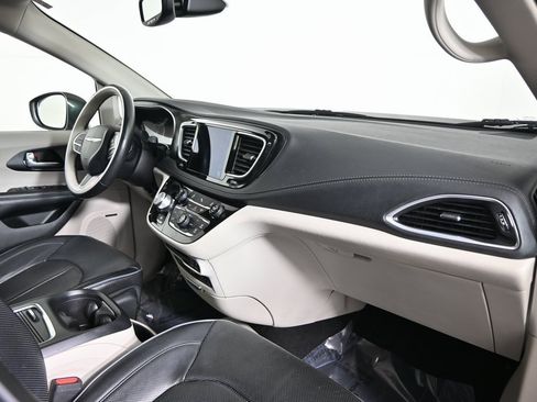 Used 2020 Chrysler Pacifica Limited image 14