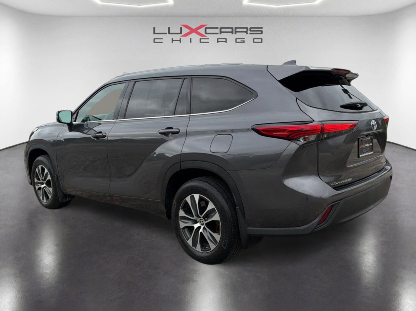 Used 2021 Toyota Highlander XLE AWD/4WD image 7