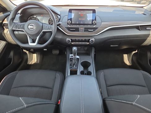 Used 2025 Nissan Altima 2.5 SV FWD image 14