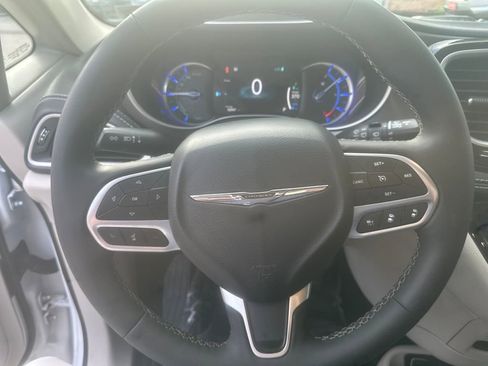 Used 2022 Chrysler Pacifica Touring-L FWD image 12