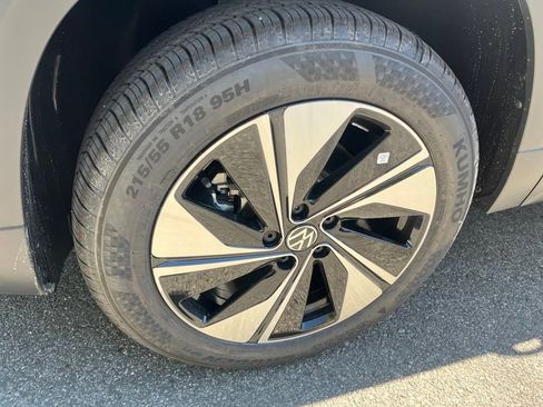 New 2025 Volkswagen Taos SE image 2