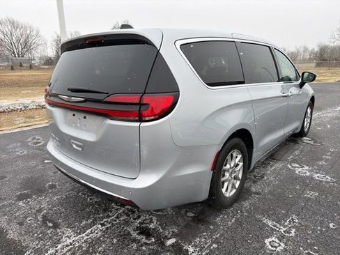 Used 2024 Chrysler Pacifica Touring-L image 5