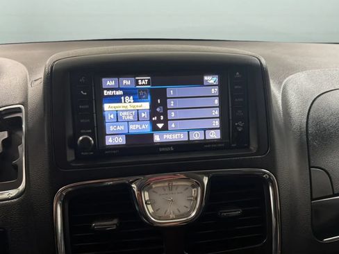Used 2016 Chrysler Town & Country Limited FWD image 13