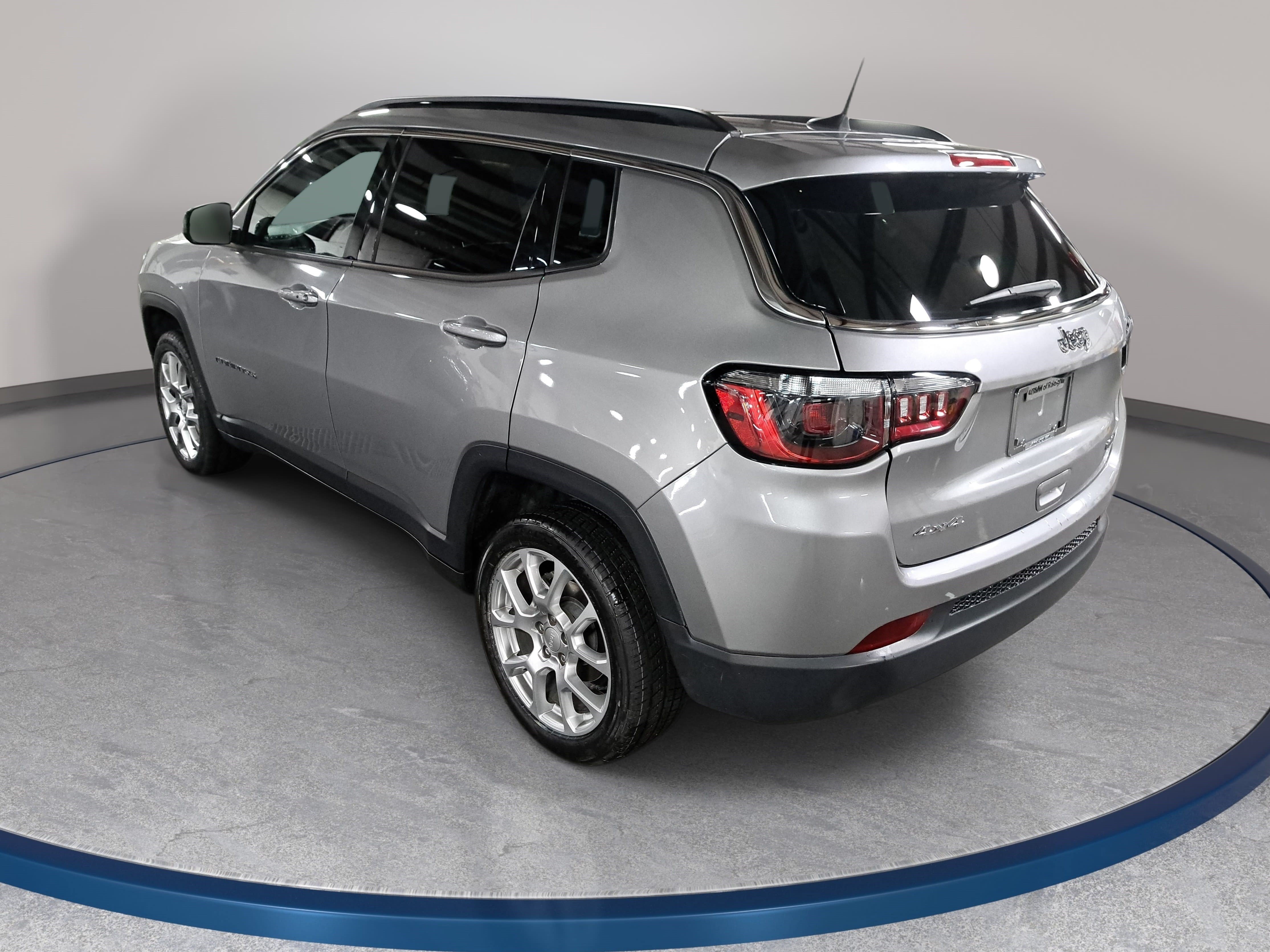 Used 2023 Jeep Compass Latitude w/ Sun and Sound Group AWD/4WD image 7