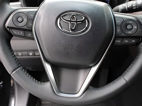 Used 2023 Toyota Venza Limited image 11