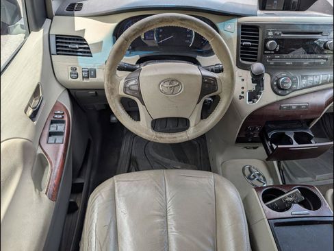 Used 2011 Toyota Sienna XLE w/ Entertainment Pkg FWD image 8