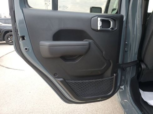 New 2025 Jeep Gladiator Sport image 15