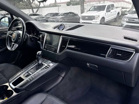 Used 2018 Porsche Macan image 28