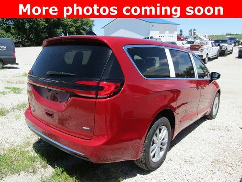 New 2027 Chrysler Pacifica Select AWD/4WD image 5