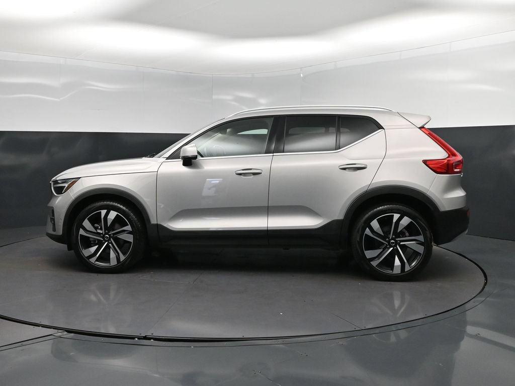 Used 2025 Volvo XC40 B5 Plus AWD/4WD image 4