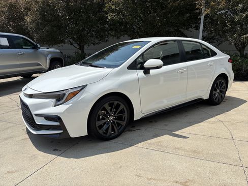 Used 2025 Toyota Corolla SE FWD image 3