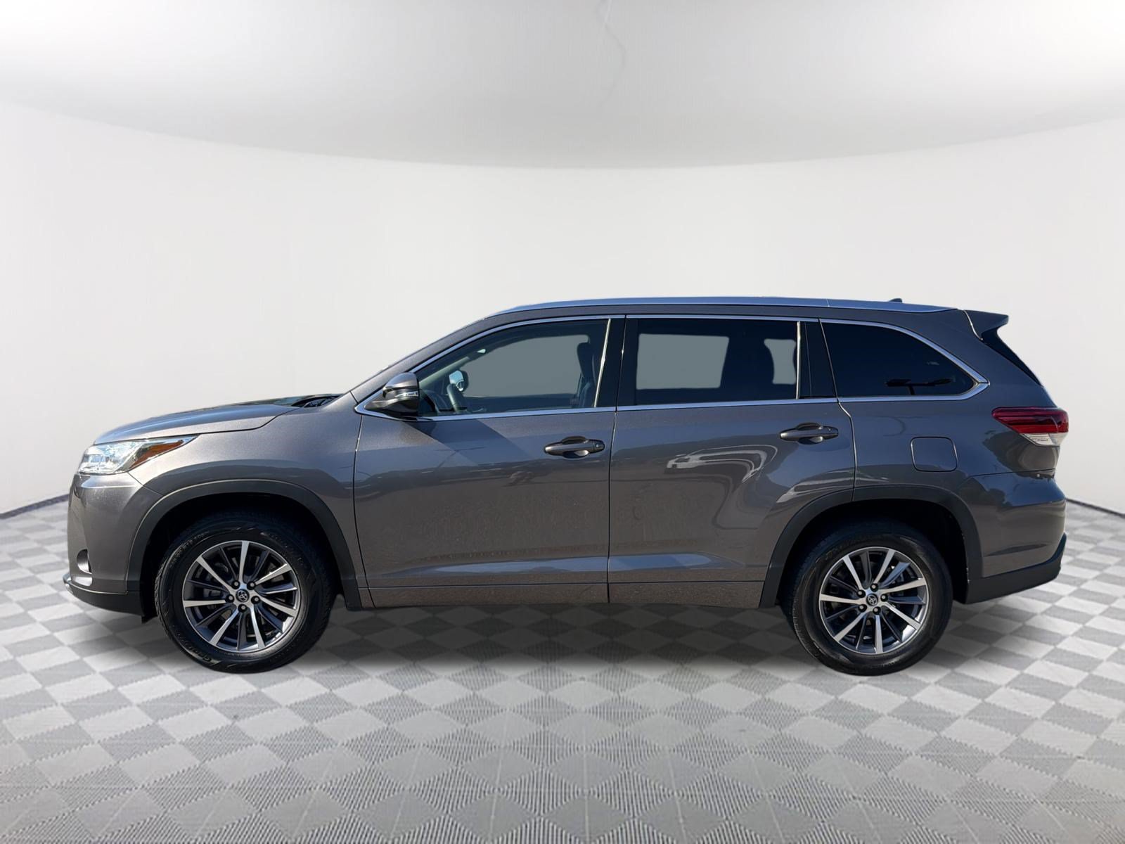 Used 2018 Toyota Highlander XLE FWD image 12