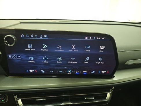 Used 2025 Chevrolet Traverse LT image 2