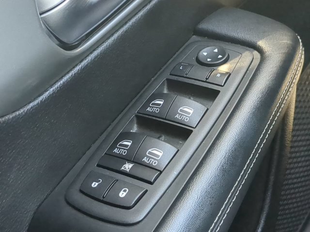 Certified 2025 Chrysler Pacifica Select FWD image 30