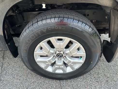 Used 2023 Nissan Frontier SV w/ SV Convenience Package RWD image 9