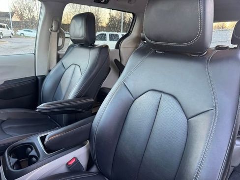 Used 2024 Chrysler Pacifica Touring-L image 19