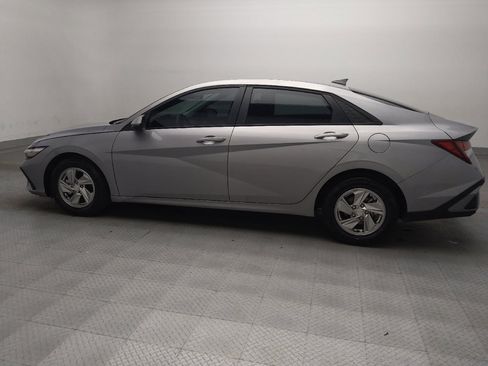 Used 2025 Hyundai Elantra SE FWD image 3