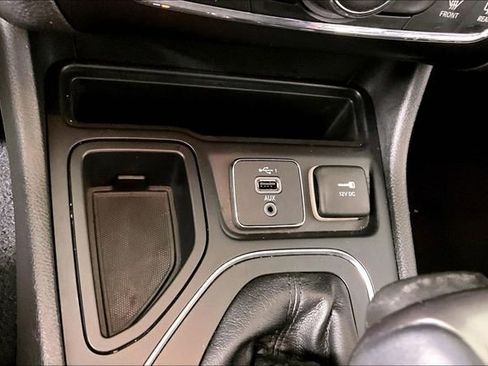 Used 2019 Jeep Cherokee Latitude Plus FWD image 15