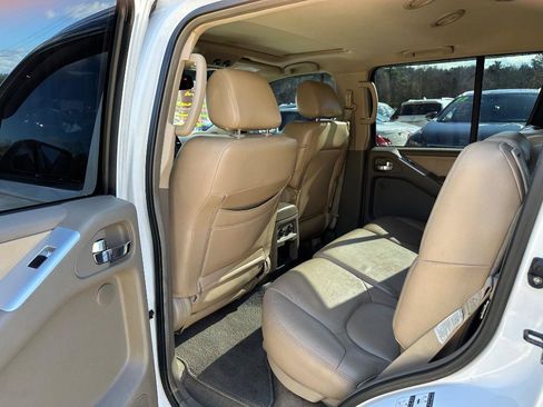 Used 2009 Nissan Pathfinder SE w/ Premium Pkg image 16