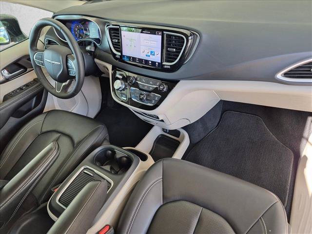 Used 2024 Chrysler Pacifica Touring-L FWD image 21